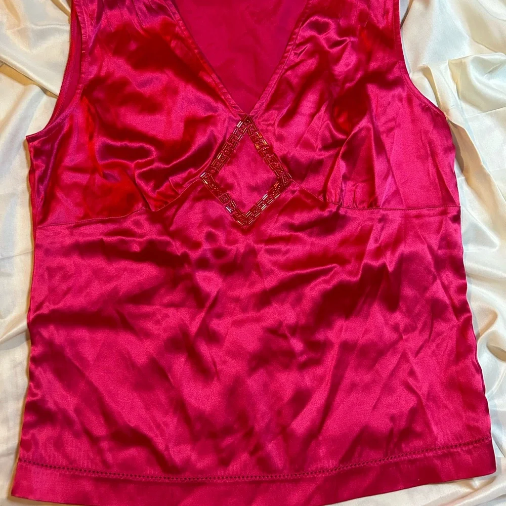 Chic Fuchsia Satin Sleeveless Blouse - Picture 2 of 6